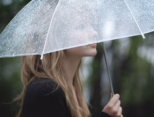 Giữ da, tóc khô Bạn nên tránh để da tiếp xúc trực tiếp với nước mưa, hãy luôn che dù, mặc áo mưa. Nếu bị ướt mưa phải lau khô, làm sạch da ngay, sấy khô tóc vì tóc ẩm có thể gây nấm cho tóc, da đầu.