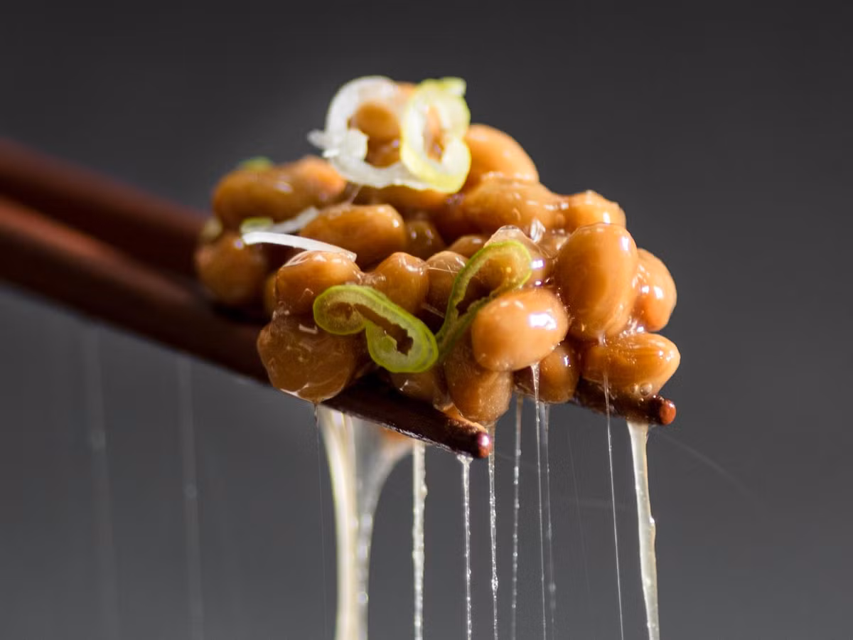 Natto là một sản phẩm đậu nành lên, có chứa một lượng lớn vitamin K2, có thể giúp ngăn ngừa loãng xương và đau tim. Đây là thực phẩm khá phổ biến trong mọi căn bếp Nhật Bản.