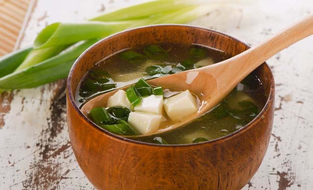 Miso là một loại đậu tương lên men và một gia vị phổ biến của Nhật Bản. Miso thường được sử dụng để nấu canh, súp, rất giàu chất dinh dưỡng quan trọng và có thể làm giảm nguy cơ ung thư và đột quỵ, đặc biệt là ở phụ nữ.