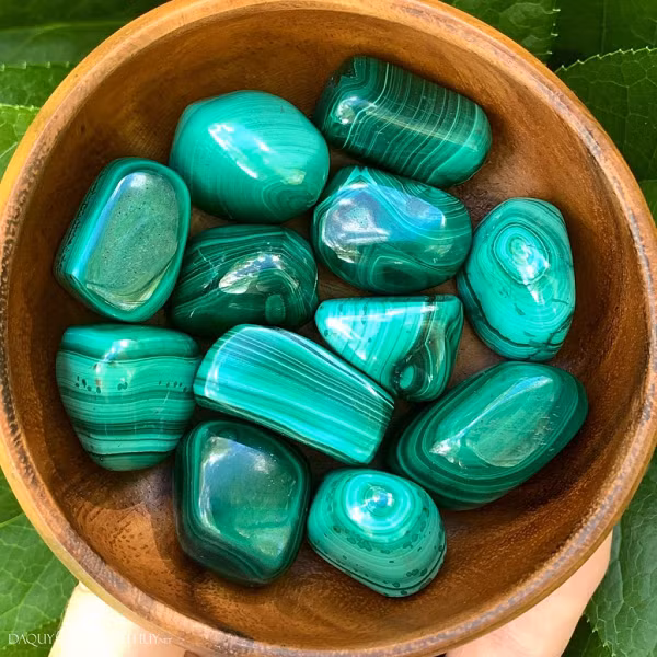 Trong tự nhiên chúng ta sẽ gặp loại đá này dưới dạng hình bầu dục. Loại đá này cũng có độ cứng vừa phải và cũng dễ mài giũa, chế tác thành các vật phẩm trang sức, đồ dùng.
