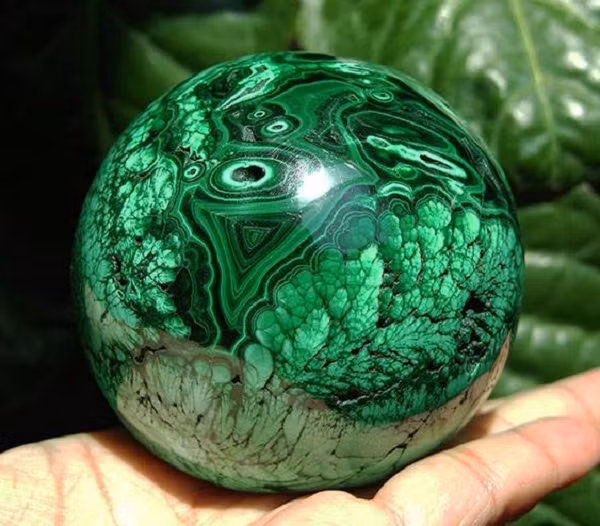  Đá Malachite được xếp vào dòng đá bán quý hay đá trang sức, trang trí vì nó sở hữu màu sắc và hoa văn khá ấn tượng. Loại đá này khiến người ta bị thu hút và tò mò ngay khi nhìn thấy nó.