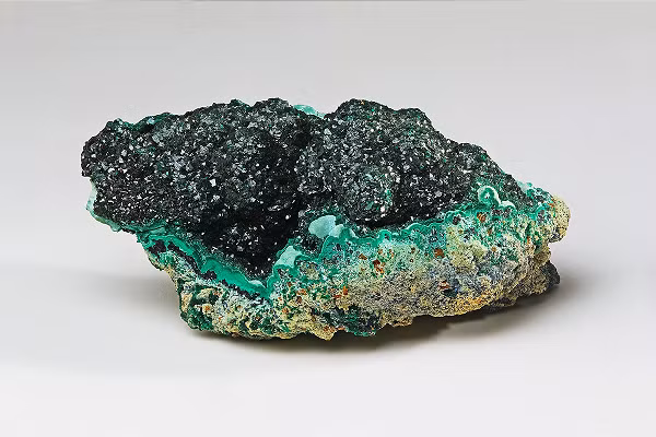 Mang trong mình một lượng lớn hợp chất đồng, đá Malachite có công dụng làm màu vẽ vô cùng ấn tượng. Màu vẽ từ đá Khổng Tước được sử dụng phổ biến ở Ai Cập cổ đại và Đế chế La Mã.