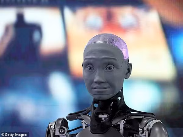 Một mô hình robot hình người do công ty Engineered Arts của Anh chế tạo lần đầu tiên được ra mắt công chúng tại CES. Robot mặt xám đã được thiết kế để có các chuyển động trên khuôn mặt và các tương tác giống hệt cách cư xử của con người.