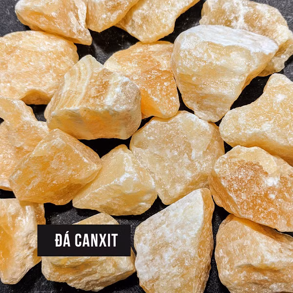 Đá Canxit tồn tại dưới nhiều hình dạng khác nhau như hình trụ, dạng hạt nhỏ hay đá cẩm thạch dạng xơ, màu sắc của đá Canxit rất đa dạng như: đá Canxit đen, đá Canxit xanh, không màu, màu Cobalto, đá Canxit màu vàng, màu xanh lá, màu cam, màu đỏ...