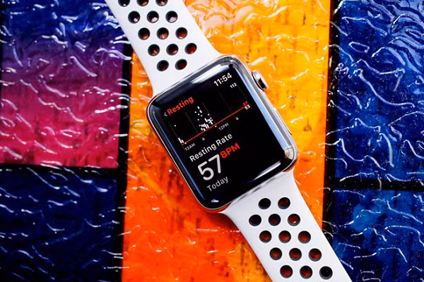Mark Gurman của Bloomberg cũng chia sẻ thông tin tương tự khi cho biết Apple đang có kế hoạch tung ra ‌Apple Watch Series 8‌, một mẫu ‌Apple Watch SE‌ mới và một model “bền bỉ” hướng đến người dùng chơi thể thao mạo hiểm.