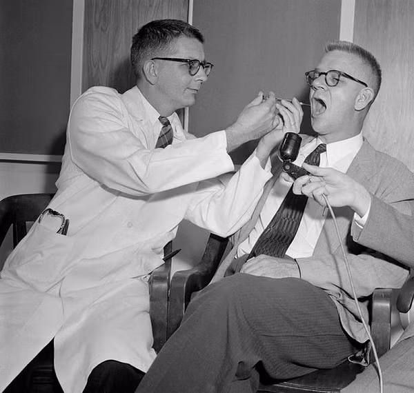  Dự án MKULtra được thực hiện từ năm 1953 tới năm 1964. Khi đó, CIA đã thực hiện hàng chục thí nghiệm về ảnh hưởng của các chất sinh học và hóa học với công dân Mỹ mà họ không hề biết.