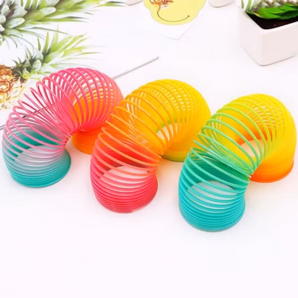 Richard Jones tập trung vào nghiên cứu lò xo ép. Bỗng nhiên một lần đang mải thiết kế thì một chiếc lò xo rơi xuống sàn, và tiếp tục nảy qua nảy lại cho đến khi mãi sau mới chịu nằm yên trên mặt đất. Sau một vài lần sửa đổi, đồ chơi Slinky đã chính thức ra đời.