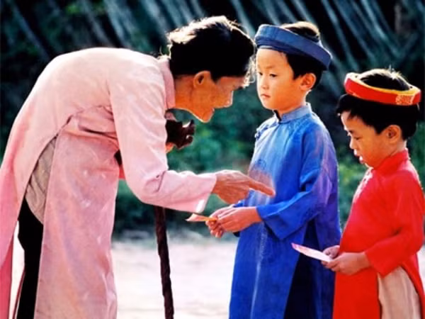 Vì thế những gia đình có con nhỏ phải thức cả đêm để canh không cho yêu quái làm hại con mình. Có một gia đình nhà nọ ngoài 50 tuổi mới sinh được một mụn con trai.