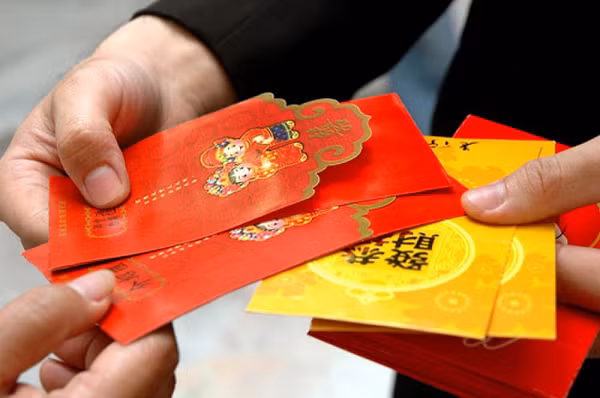 Phong bao lì xì mang rất nhiều ý nghĩa sâu xa và tốt đẹp. Phong bao là tượng trưng cho sự kín đáo, không so bì hơn thua, để tránh dẫn đến những xích mích không đáng có.