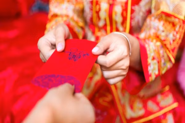 Tiền mừng tuổi nhận được trong ngày Tết gọi là "Tiền mở hàng". Xưa còn có lệ cho tiền phong bao với số tiền lẻ (chứ không phải là tiền chẵn), ngụ ý tiền này sẽ sinh sôi nảy nở thêm nhiều.