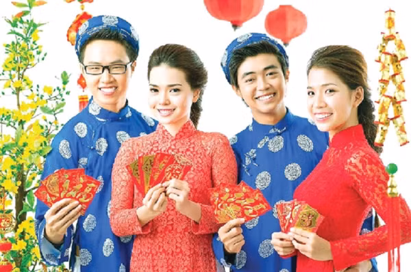 Màu đỏ của chiếc bao lì xì tượng trưng cho màu như ý, cát tường, thịnh vượng trong suốt cả năm. Ngoài ra, đó cũng được coi là màu của niềm hy vọng và sự may mắn. Người được nhận lì xì luôn tin rằng những phong bao này sẽ đem lại hạnh phúc và tài lộc trong suốt cả năm.