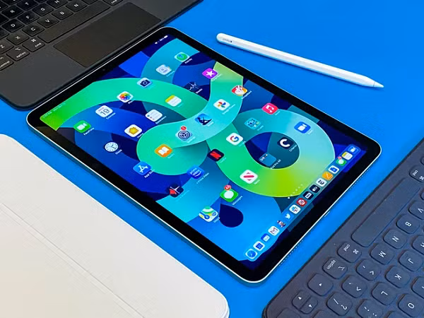 Theo Mark Gurman của Bloomberg, Apple sẽ tổ chức một sự kiện mùa Xuân để công bố các sản phẩm mới. Theo những tin đồn rò rỉ, ít nhất 3 sản phẩm có khả năng sẽ được công bố.