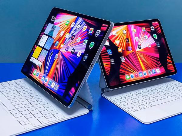 Đầu tiên là iPad Air thế hệ thứ 5 được cho là có thiết kế giống iPad Pro với viền màn hình mỏng, bo tròn 4 góc và không còn nút Home. Thay vì sử dụng nhận diện khuôn mặt Face ID như iPad Pro, iPad Air 2020 là thiết bị đầu tiên của Apple có cảm biến vân tay Touch ID tích hợp vào nút nguồn.