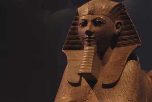 Hatshepsut được đánh giá là một trong những Nữ vương quyền lực nhất trong lịch sử thế giới cổ đại. Bà trị vì trong 21 năm, lâu hơn bất cứ vị nữ Pharaoh trong lịch sử và để lại một loạt những công trình và tác phẩm điêu khắc ấn tượng.