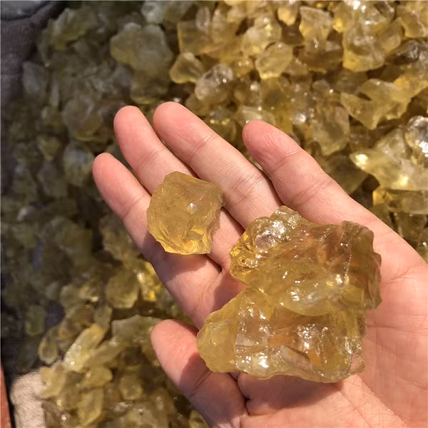 Đá citrine cũng là sự lựa chọn hàng đầu của những người có vấn đề về thoái hóa xương cốt hay lưu thông máu. Năng lượng trong loại đá này tạo ra xung điện giúp các dây thần kinh và xương khớp hoạt động tốt hơn, còn cải thiện các vấn đề về quá trình vận chuyển, lưu thông máu.