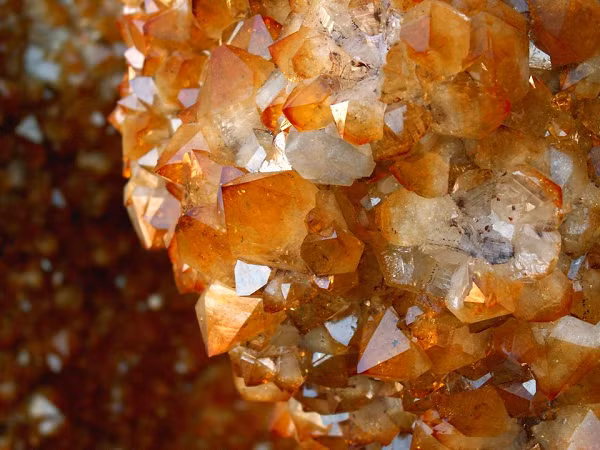 Đá Citrine là tên quốc tế của đá thạch anh vàng và tên có nguồn gốc từ “citron” trong tiếng Pháp nghĩa là quả Chanh. Đá Thạch anh vàng là một loại thạch anh phổ biến hàng đầu hiện nay.