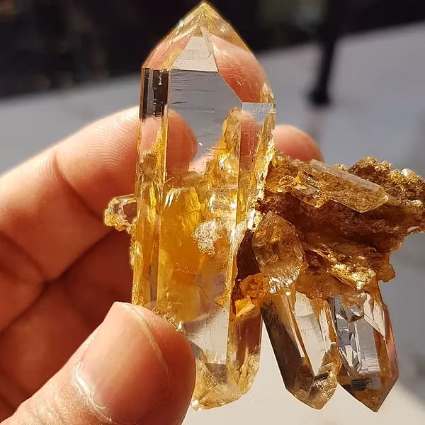 Citrine có nhiều tông màu khác nhau như màu vàng nhạt, vàng sậm, vàng mật ong hay vàng nâu…Loại đá này có độ cứng cao và khó vỡ, bền nên có thể chế tác nhiều vật dụng sử dụng lâu dài.