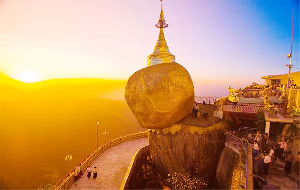  Chùa Kyaikhtiyo hay được gọi là Golden Rock (Chùa Đá Vàng) là một trong những nơi thờ Phật linh thiêng nhất của Myanmar và cũng là điểm đến quan trọng cho những người hành hương.