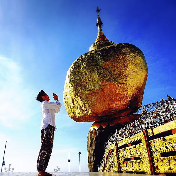 Một câu chuyện khác cho rằng chính nhờ sợi tóc bí ẩn trên mà tảng đá không bị trượt hay rơi xuống núi. Ngày nay, để tỏ lòng thành kính với Đức Phật, nhiều người tới chùa đã quyên góp tiền để dát vàng hòn đá khổng lồ.