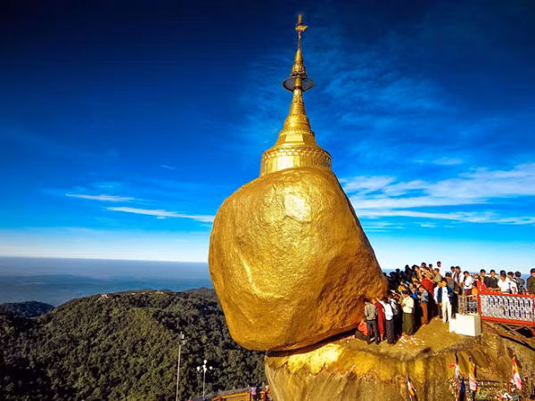 Truyền thuyết về Kyaiktiyo vô cùng ly kỳ bắt nguồn từ một vương quốc cách đây 1.000 năm và nằm sâu ở trong vùng gọi là "Thượng Môn". Vào một ngày nọ, nhà vua gặp một ẩn sĩ. Ông cầm một sợi tóc bên trong chiếc mũ được cho là của Đức Phật và dâng nó cho nhà vua.