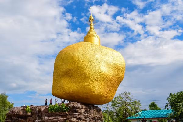 Vì đây là nơi linh thiêng với người Myanmar, ngay từ cổng vào du khách phải cởi giày bỏ tất, đi chân trần vào trong chùa. Hai con sư tử hay được gọi là Thần bảo hộ Chinthes đứng sừng sừng ở lối vào, bảo vệ cho ngôi chùa.