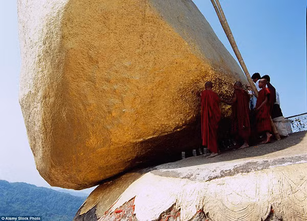 Bao quanh ngôi chùa là không gian thiêng liêng với mùi thơm của nến, hương, tiếng tụng kinh của những người theo đạo cũng như màu sắc đa dạng của những món lễ vật. Mỗi ngày, có hàng trăm Phật tử và du khách đến thăm hòn đá thiêng này.