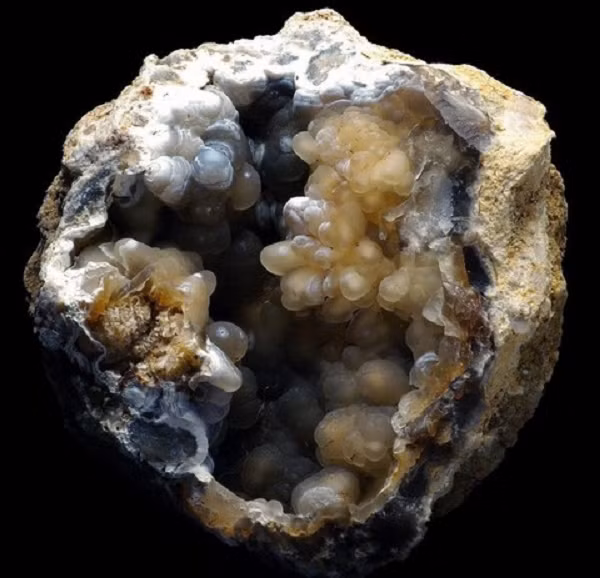 Sự đa sắc xảy ra ở đá Chalcedony không giống đá Opal bởi nếu như đá Opal khi chiếu sáng vào sẽ xuất hiện ánh cầu vồng còn với đá Chalcedony màu sắc sẽ xuất hiện bên trong chính viên đá đó.