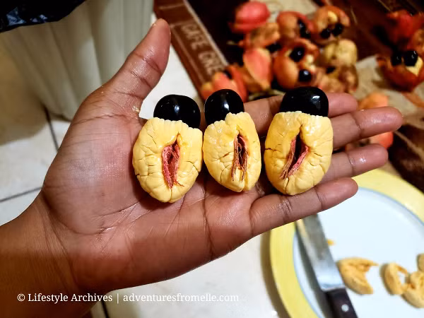 Món ackee cá muối xào có vị đậm đà của cá và thơm bùi của ackee, ngon không cưỡng nổi. Cùi ackee càng chín càng vàng, mềm như miếng trứng bác, tan ngay trong miệng.