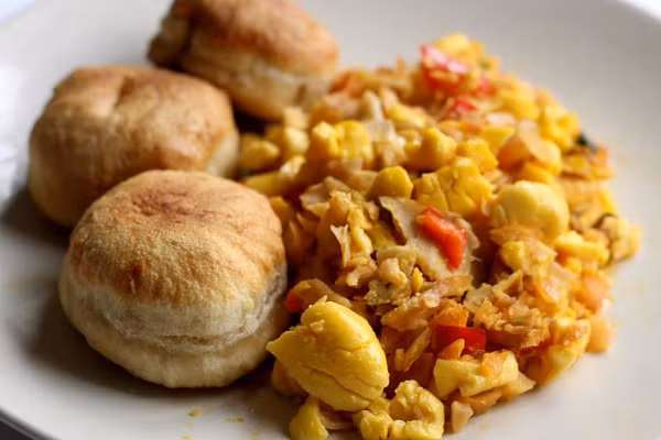 Tất nhiên, miếng cá muối mặn chát không phải là món ngon. Ngược lại, cùi ackee tuy béo nhưng nhạt tếch. Thay vì ăn riêng từng món, người Jamaica lần mò ra cách kết hợp. Trải qua nhiều thời gian, họ cuối cùng tìm được công thức hoàn hảo nhất vào thế kỷ XX.