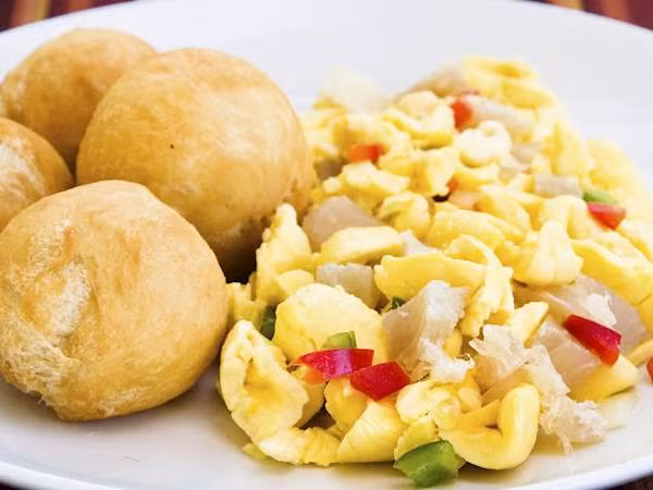Bởi vì, phần ngon lành và hấp dẫn của loài quả này là lớp cùi cuống hạt dày xốp, màu vàng tươi và vị béo ngậy. Trước khi ackee đến Caribe, các thuộc dân ở đây đã quen với một loại thức ăn rẻ và để lâu được: cá muối.