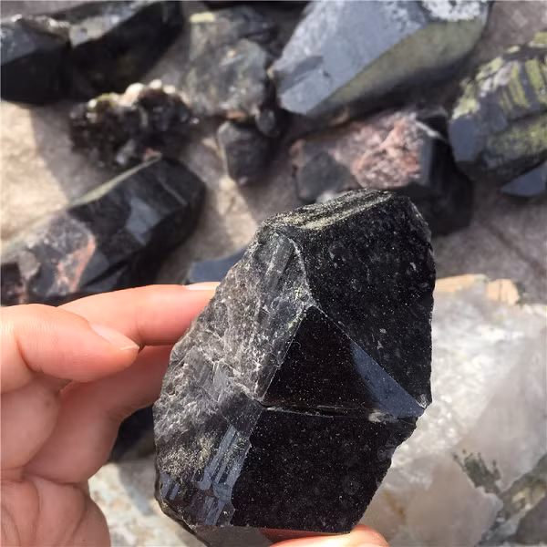 Vì đá Obsidian được hình thành do núi lửa phun trào, trải qua một số biến đổi địa chất mà nên. Vì vậy, nó được tìm thấy nhiều nhất ở những nơi có hoạt động núi lửa phun trào dung nham như: Argentina, Armenia, Guatemala, Iceland, Ý, Nhật Bản, Kenya, México, Canada, Chile, Hy Lạp, El Salvador, New Zealand, Peru, Scotland và Mỹ.