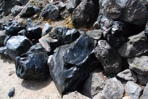 Đá Obsidian thường có màu đen tuyền, mặc dù sự hiện diện của hematite (oxit sắt) tạo ra các loại màu đỏ và nâu, và bao gồm của các bong bóng khí nhỏ có thể tạo ra ánh vàng.