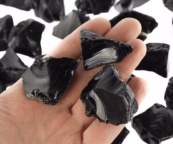 Đá Obsidian có độ hiếm và giá thành cao nên các sản phẩm được chế tác từ đá này có giá thành khá đắt. Loại đá này không bền trên bề mặt Trái đất, theo thời gian chúng sẽ bị phân hủy thành các tinh thể khoáng mịn. Loại đá này có hàm lượng nước thấp khi chưa bị phong hóa.