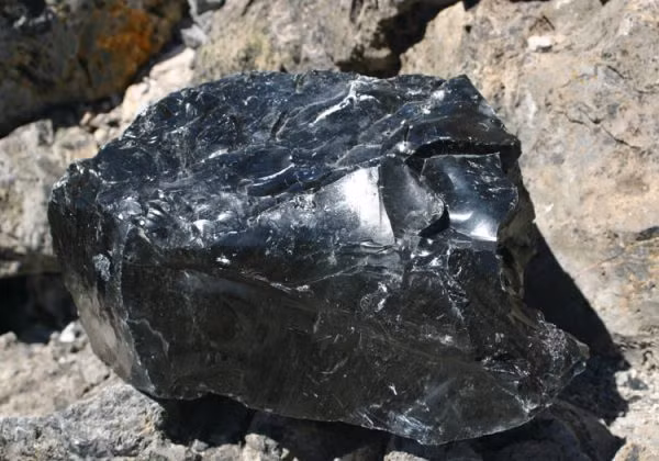 Đá Obsidian còn gọi là đá thủy tinh núi lửa, được hình thành từ loại dung nham đã phun trào của núi lửa ở dạng của đá mac ma. Cấu trúc của đá Obsidian là trên 70% Silicon Dioxide (SiO2).