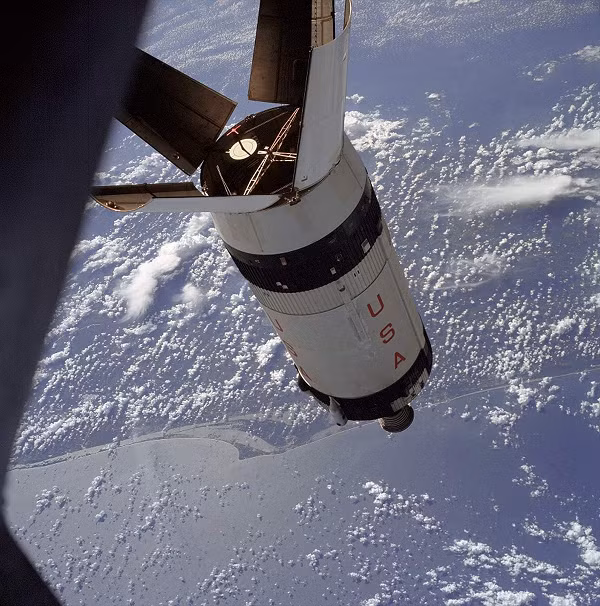 Chia sẻ trên Blog của mình ông nói: ""Tôi đã tìm thấy một bức ảnh của NASA từ sứ mệnh Apollo 7 năm 1968 và một UFO màu xanh lá cây đã bị chụp lại ở góc trên bên trái."