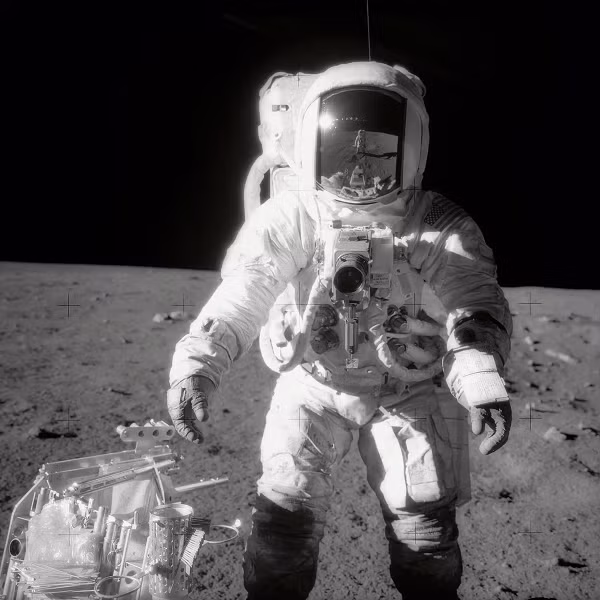 Gần 60 năm sau chuyến bay lịch sử vào vũ trụ, thợ săn vật thể bay không xác định (UFO) Scott Waring tin rằng ông đã phát hiện ra một UFO hiện ra dưới nền của bức ảnh được kiểm tra lại từ kho lưu trữ của Cơ quan Hàng không và Vũ trụ Mỹ (NASA).