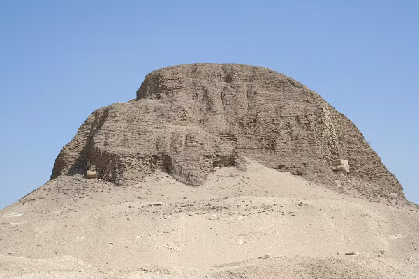 Kim tự tháp Lahun của Pharaoh Senusret II nằm trong Ốc đảo Faiyum (khu vực thuộc sa mạc phía tây Ai Cập). Kim tự tháp này được coi là tượng đài hùng vĩ, cao 49m sừng sững giữa sa mạc, bao phủ bên ngoài là những lớp đá vôi sáng lấp lánh.