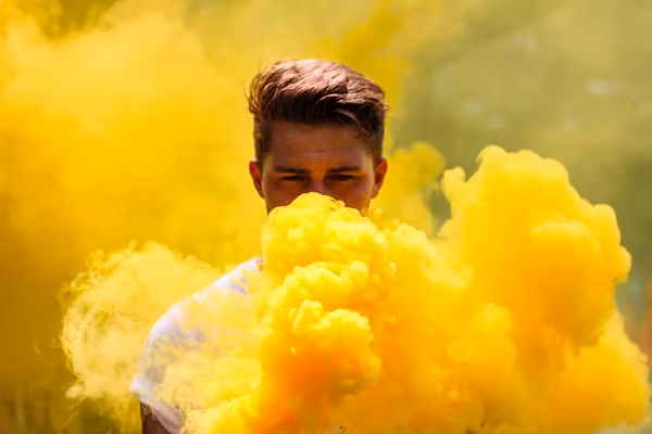Lần sử dụng vũ khí hóa học “chính thức” đầu tiên diễn ra vào năm 256 khi ngươi Ba Tư dùng hỗn hợp độc hại của nhựa đường và lưu huỳnh để giết chết hàng chục người La Mã. Ngoài ra, có tài liệu cho rằng, ở Trung Quốc thế kỷ IV trước Công nguyên, thì chất hóa học tương tự đã được sử dụng thậm chí sớm hơn.