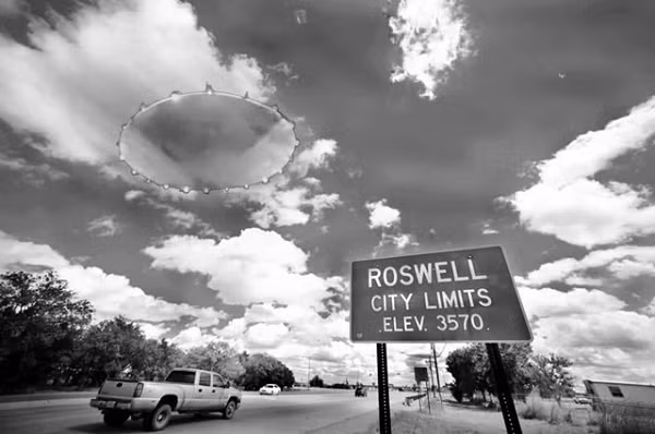 Năm 1947, tại Roswell, một đống đổ nát bất ngờ từ trên trời rơi xuống, khiến cảnh vật một vùng rộng lớn bị phá hủy và không ai có thể giải thích nổi. Chính phủ Mỹ năm đó đã công bố: đó là kết quả của một vụ thử hạt nhân. 60 năm, dưới sức ép của dư luận, người Mỹ đã phải thừa nhận hiện tượng tại Roswell không phải do người thường hay những vụ thử hạt nhân gây ra.
