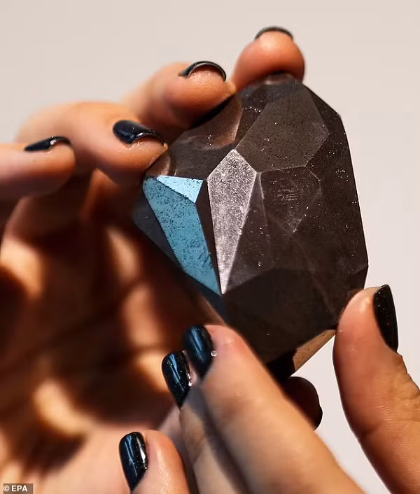 "Kim cương đen carbonado có niên đại đặc biệt lâu đời. Kim cương trắng và các loại kim cương màu khác thường được tìm thấy ở đá Kimberlite và đến mặt đất thông qua phun trào núi lửa...