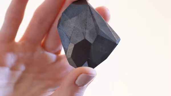 Viên kim cương đen Enigma chứa dấu vết của nitơ và hydro dồi dào trong không gian cũng như osbornite, một khoáng chất chỉ có ở thiên thạch.