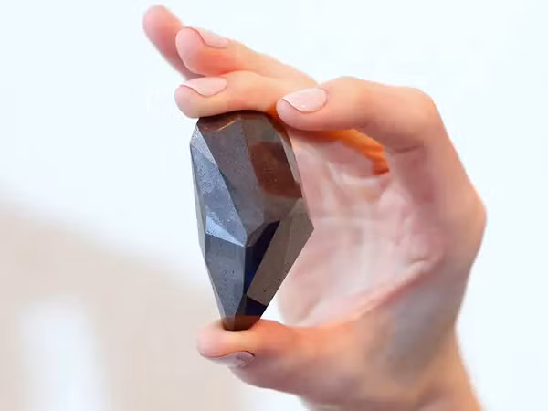 Chủ nhân của Enigma mua nó dưới dạng đá thô vào thập niên 1990 và cắt thành hình dạng hiện nay, lấy cảm hứng từ Hamsa, biểu tượng hình cây cọ tượng trưng cho sức mạnh và sự bảo vệ ở Trung Đông.