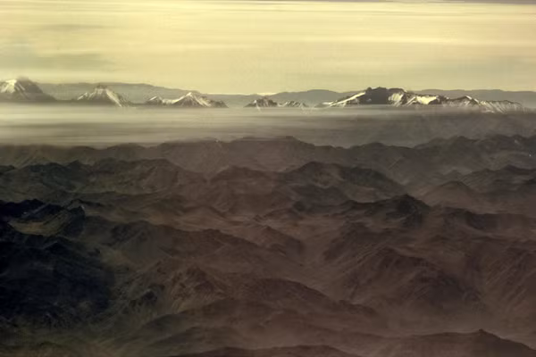 Một nghiên cứu mới đây của nhóm khoa học gia từ Đại học Colorado ở Boulder (Mỹ) cho thấy I-ốt - một hóa chất phổ biến trong đất và dễ dàng bay lên khí quyển theo bụi sa mạc, có khả năng tẩy sạch nhiều dạng khí ô nhiễm trong đó có Ozone.