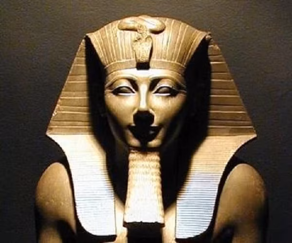Amenhotep là con trai của Tuthmosis IV với người vợ lẽ Mutemwia. Ông trở thành vua ở tuổi 12, được mẹ cùng nhiếp chính. Thời kỳ đầu ông chọn con gái của một vị quan cấp tỉnh làm hoàng hậu. Trong giai đoạn về sau, Hoàng hậu Tiy thường xuyên xuất hiện bên cạnh nhà vua.