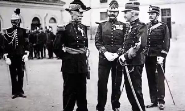 Những người phản đối vụ Dreyfus là những người theo chủ nghĩa truyền thống, tôn giáo, và có quan điểm rằng nếu quân đội đã thông qua phán quyết đối với Dreyfus, phán quyết của họ nên được tôn trọng, để bảo toàn danh dự của quốc gia. Nhà Dreyfusards là những người tiến bộ, chống lại phán quyết. Vụ việc đã gây ra bạo loạn, tuần hành và thay đổi chính trị quốc tế - không chỉ giữa Pháp và Đức.