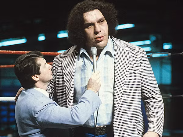 Andre Rene Roussimoff sinh ngày 19/5/1946 tại thành phố Grenoble, miền Nam nước Pháp. Ông nặng 240 pound và cao hơn 6 feet, thường được gọi là 'kỳ quan thứ tám" của thế giới. Cuộc đời ông kết thúc vào năm 1993, André là một trong những đô vật đầu tiên được giới thiệu vào danh sách những nhà đô vật huyền thoại (WWE).