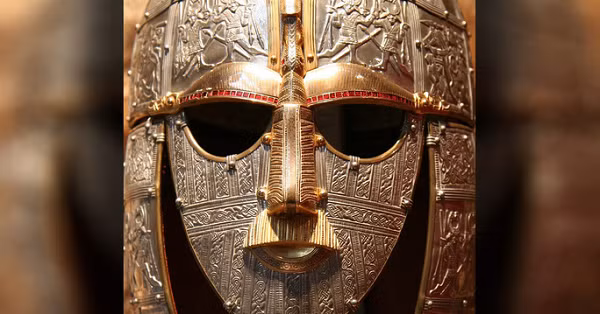  Công xưởng cổ đại mới được khai quật nằm ngay gần ngôi mộ thuyền Sutton Hoo nổi tiếng thế giới. Ngoài ngôi mộ nơi Vua Raedwald an nghỉ trong một con thuyền, Sutton Hoo còn bao gồm 2 khu nghĩa trang cổ đại rộng lớn được sử dụng từ thế kỷ thứ 6 đến thế kỷ thứ 7, nằm gần Woodbridge, Suffork, Anh.