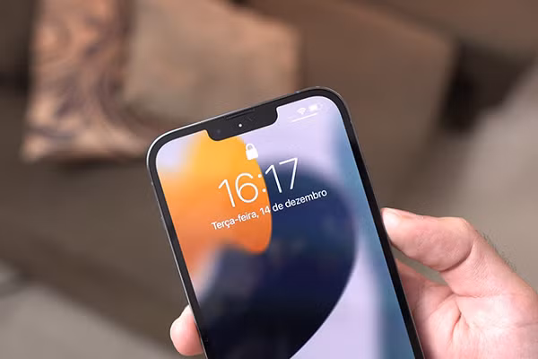 Các hình ảnh chụp lại các thiết bị iPhone 13 gặp lỗi hệ thống cũng đã xác nhận điều này, khi mà toàn bộ màn hình chuyển sang màu hồng, nhưng các biểu tượng như đồng hồ, cột sóng, viên pin cũng như thanh vuốt cử chỉ vẫn có màu trắng bình thường. Nếu là lỗi phần cứng thì rõ ràng các biểu tượng này cũng phải có màu hồng.