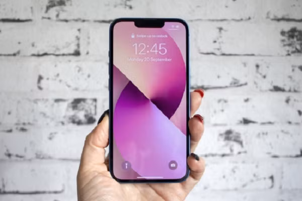 Từ khi mới ra mắt, iPhone 13 series đã liên tục dính lỗi. Mặc dù là một trong những thế mạnh hút khách của iPhone mới, màn hình với tần số quét lớn 120Hz (thay vì 60Hz thông thường) lại không tương thích với hầu hết các ứng dụng iOS hiện nay.