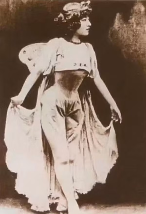 Hình ảnh vũ công ba lê nổi tiếng Dụ Dung Linh (sinh năm 1883). Cô là con lai có bố là người Mỹ.